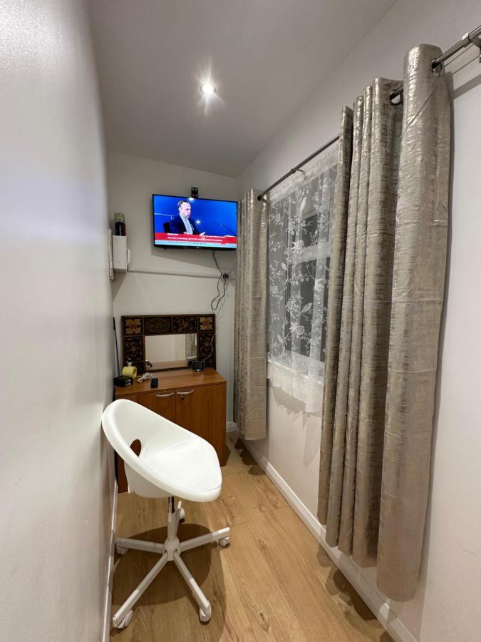 Luxury Ensuite 2Nd Studio Flat With Great Views In Keedonwood Road With Fully Own Bathroom Newly Added And Private Kitchenette Bromley kerület Kültér fotó