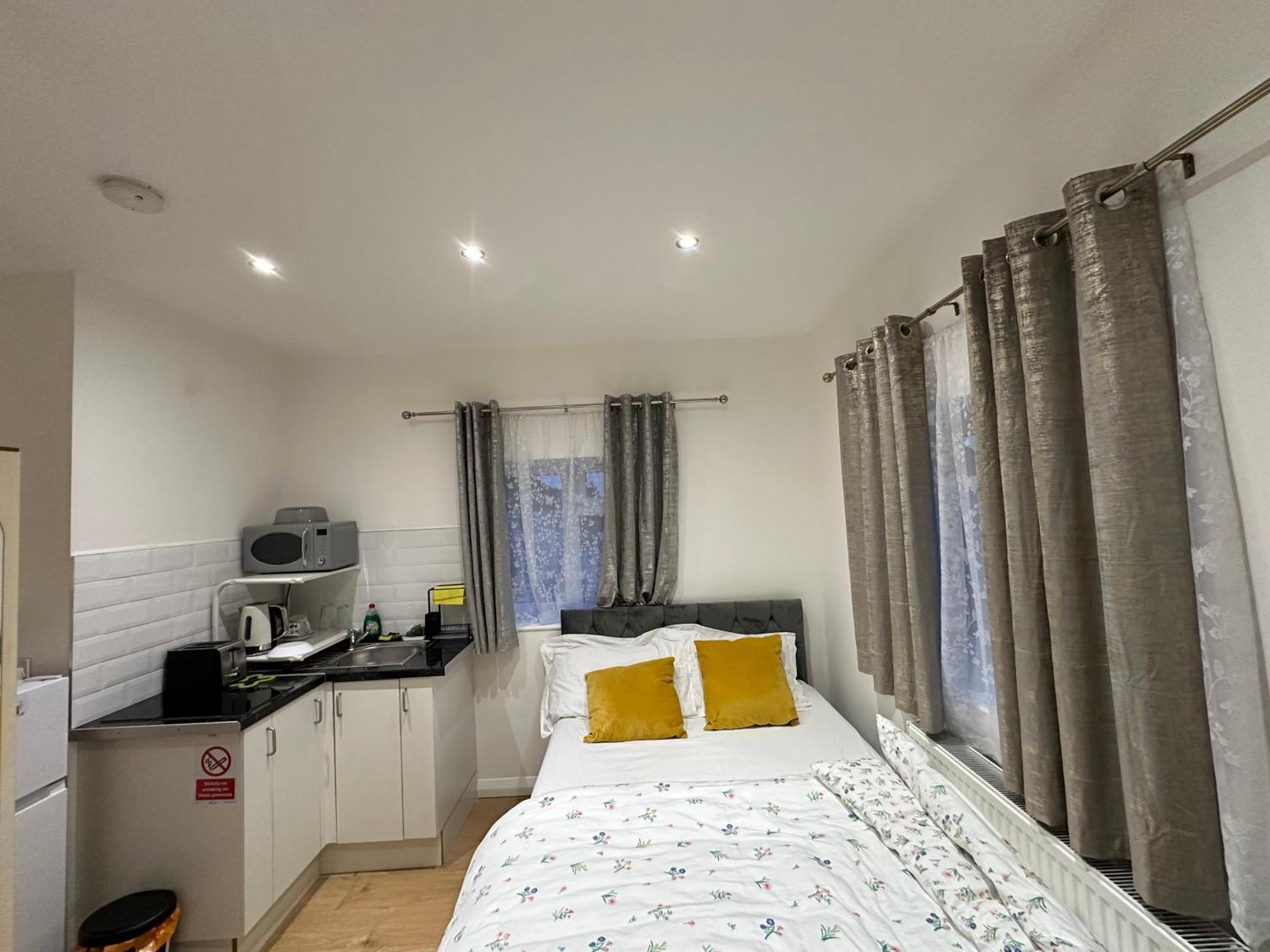 Luxury Ensuite 2Nd Studio Flat With Great Views In Keedonwood Road With Fully Own Bathroom Newly Added And Private Kitchenette Bromley kerület Kültér fotó