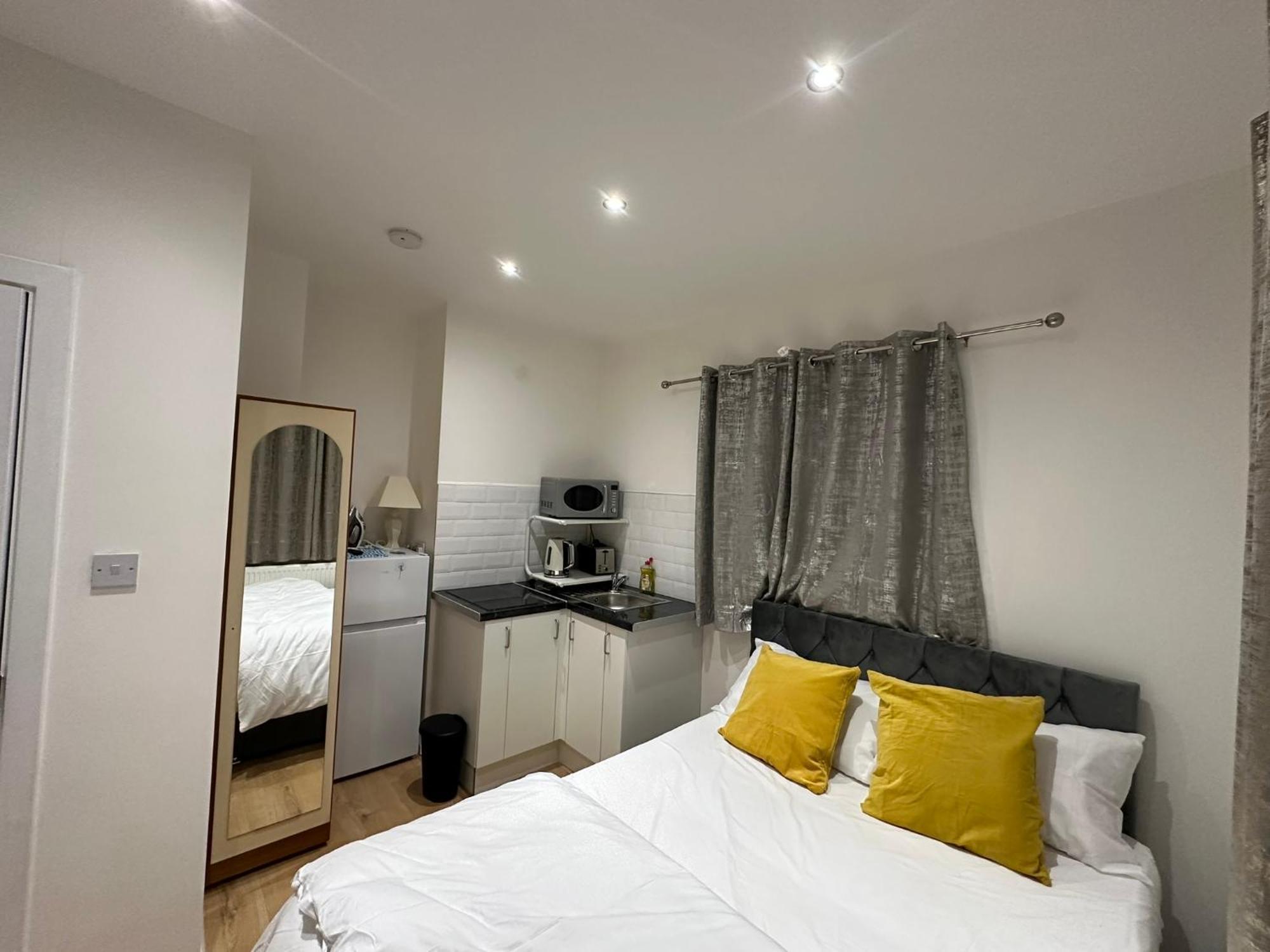 Luxury Ensuite 2Nd Studio Flat With Great Views In Keedonwood Road With Fully Own Bathroom Newly Added And Private Kitchenette Bromley kerület Kültér fotó