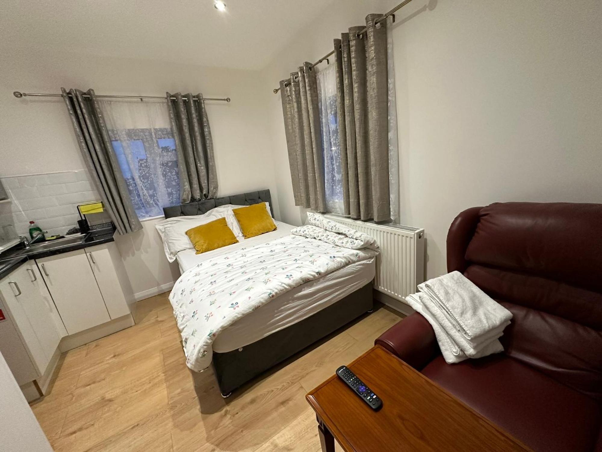 Luxury Ensuite 2Nd Studio Flat With Great Views In Keedonwood Road With Fully Own Bathroom Newly Added And Private Kitchenette Bromley kerület Kültér fotó