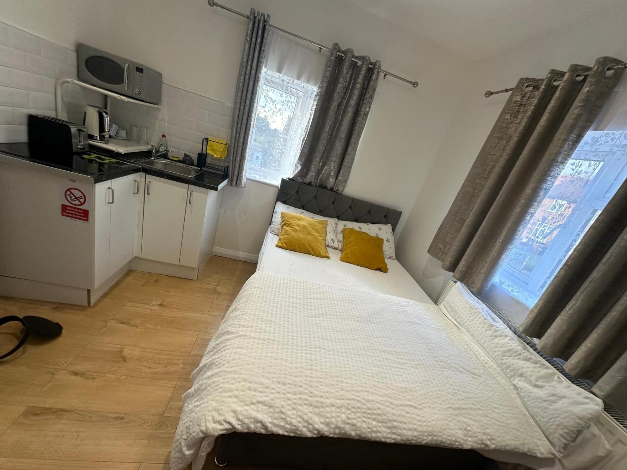 Luxury Ensuite 2Nd Studio Flat With Great Views In Keedonwood Road With Fully Own Bathroom Newly Added And Private Kitchenette Bromley kerület Kültér fotó