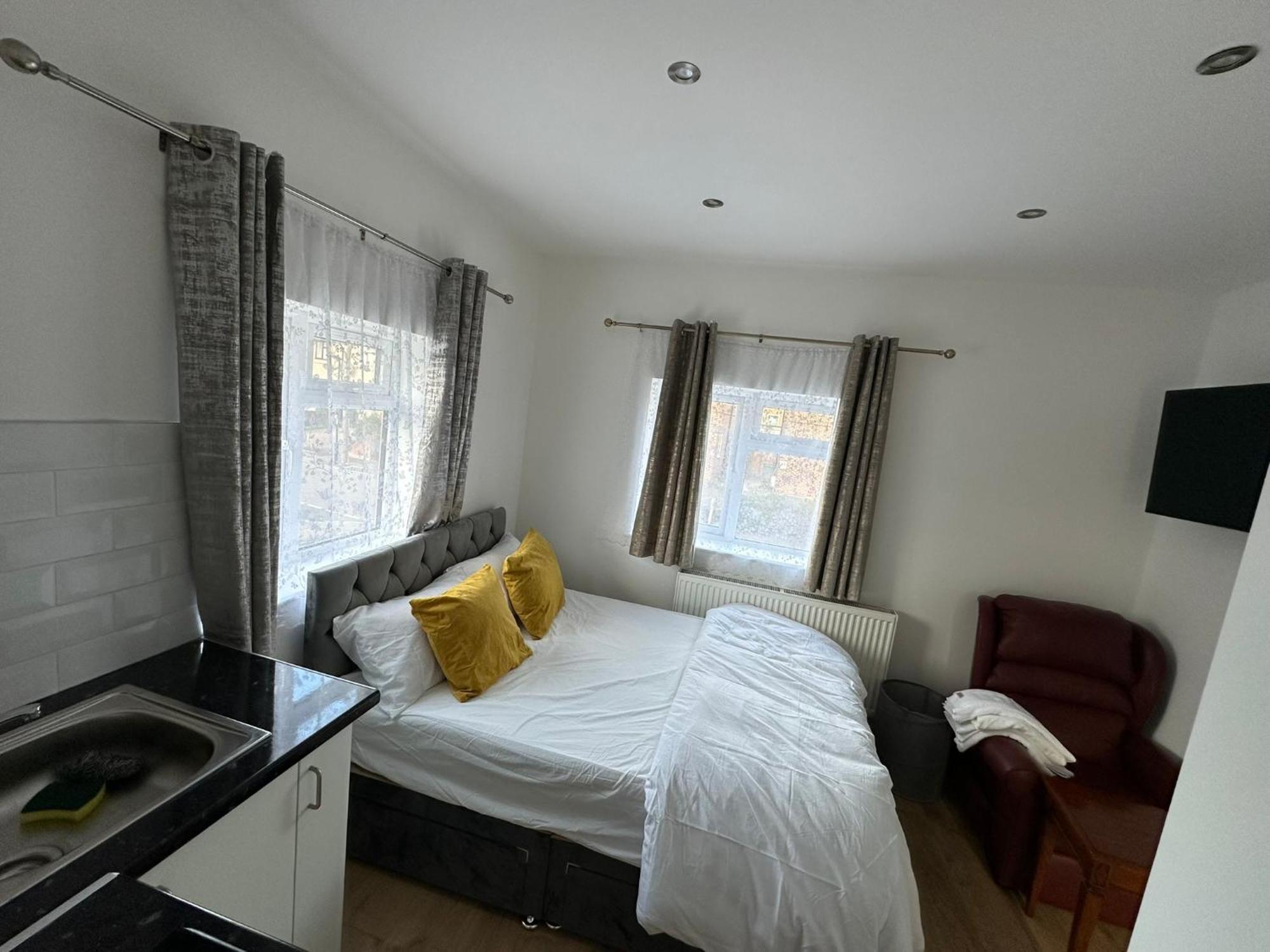 Luxury Ensuite 2Nd Studio Flat With Great Views In Keedonwood Road With Fully Own Bathroom Newly Added And Private Kitchenette Bromley kerület Kültér fotó