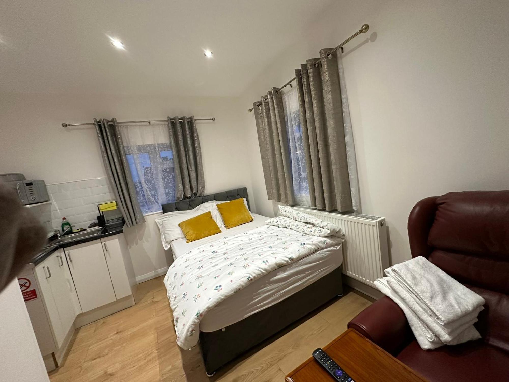 Luxury Ensuite 2Nd Studio Flat With Great Views In Keedonwood Road With Fully Own Bathroom Newly Added And Private Kitchenette Bromley kerület Kültér fotó
