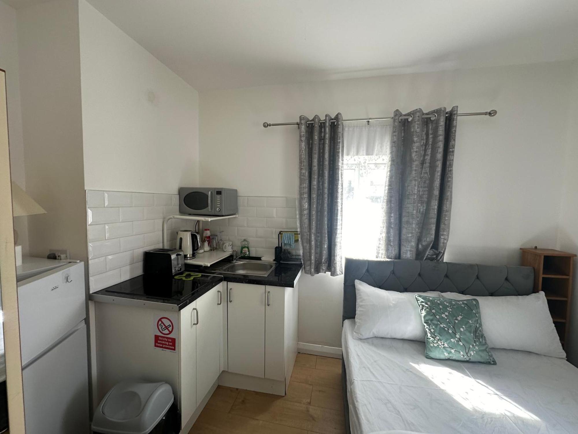 Luxury Ensuite 2Nd Studio Flat With Great Views In Keedonwood Road With Fully Own Bathroom Newly Added And Private Kitchenette Bromley kerület Kültér fotó